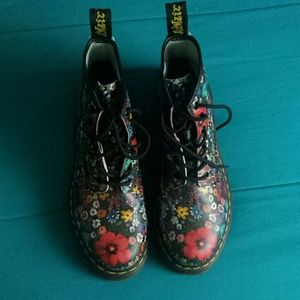 Dr.Martens airwaves with bouncing soles